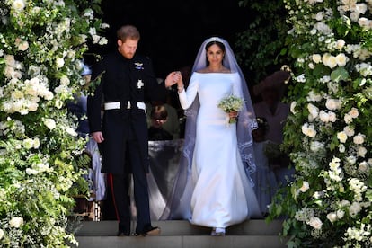 Los duques de Sussex abandonan la capilal de San Jorge después de la liturgia.