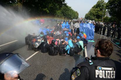 La policía usa un cañón de agua contra los manifestantes bloquean una durante la cumbre del G-20 en Hamburgo.