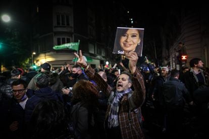 Manifestantes se concentran frente al domicilio de la vicepresidenta argentina, Cristina Fernández.