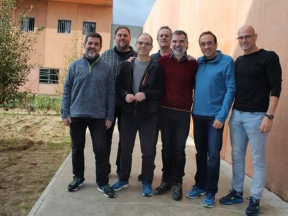 De izquierda a derecha: Jordi Sànchez, Oriol Junqueras, Jordi Turull, Joaquim Forn, Jordi Cuixart, Josep Rull y Raül Romeva.