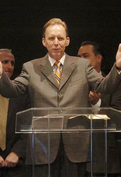 El reverendo Larry Stockstill, durante el servicio en el que leyó la carta de Haggard a su congregación.