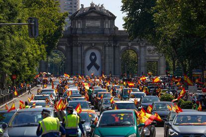 Varios cientos de personas en coches, motos y un autobús han iniciado este mediodía la marcha convocada por Vox en Madrid contra la gestión del Gobierno en la crisis sanitaria, social y económica por la pandemia de coronavirus y la utilización del estado de alarma para impulsar una "agenda sociocomunista".