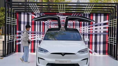 El automóvil Tesla modelo X en una exhibición de China.