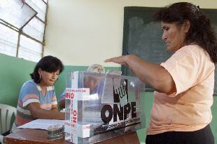 Una mujer peruana deposita su voto ayer en un colegio electoral limeño. Cerca de quince millones de peruanos estaban llamados a las urnas.