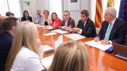 El presidente valenciano, Carlos Mazón, en el centro, en la reunión con la comunidad educativa de esta mañana.