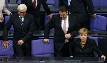 Angela Merkel en el Bundestag con los titulares de Exteriores, Frank-Walter Steinmeier (izquierda), y Economía, Sigmar Gabriel.