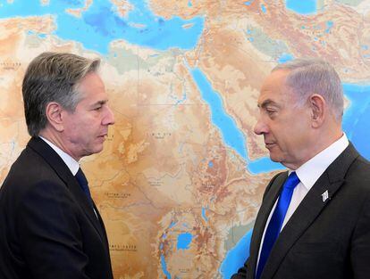 Antony Blinken y Benjamín Netanyahu se saludan antes de su reunión en Jerusalén, este miércoles.