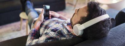 La música en dispositivos móviles es cada vez más popular entre los jóvenes.