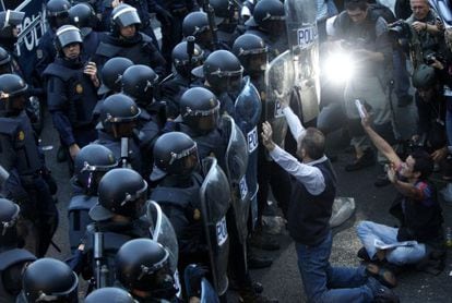 Manifestantes se enfrentan a un nutrido despliegue policial al lado de Congreso de los Diputados. 