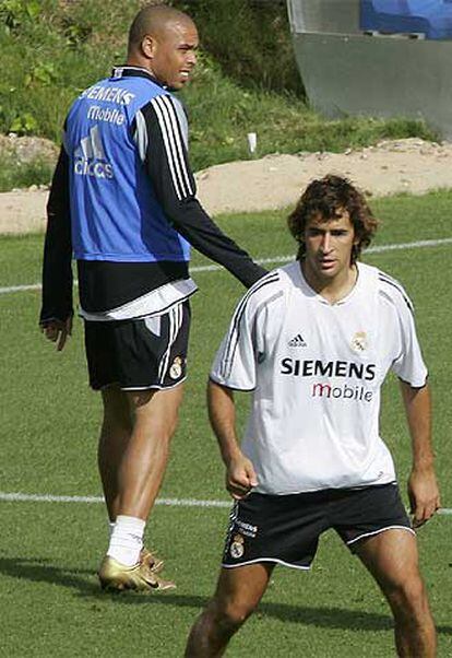 Raúl y Ronaldo, durante un entrenamiento.