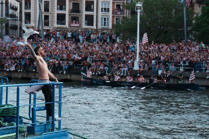 El capitán del Athletic Club de Bilbao, Iker Muniain, celebra la victoria desde la gabarra.