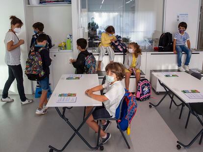 Alumnos de 1º y 2º de primaria, en un colegio de San Sebastián el primer día de clase.