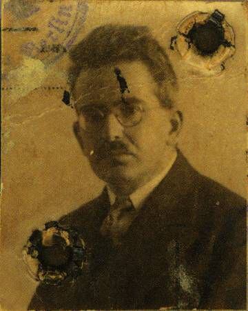 Foto del pasaporte de Walter Benjamin.