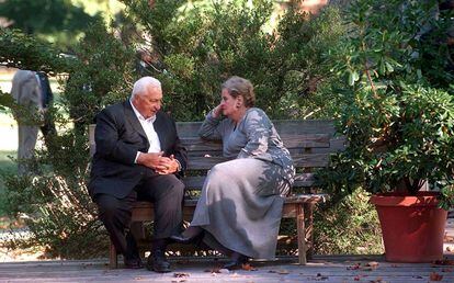 25 de octubre de 1998. La secretaria de Estado norteamericana, Madeleine Albright, escucha al ministro de Exteriores, Ariel Sharon, durante las negociaciones en Wye Plantation, con los palestinos.