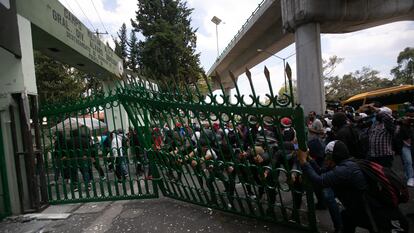 Los manifestantes por el "Caso Ayotzinapa" derriban una de las puertas de entrada al campo militar No. 1.