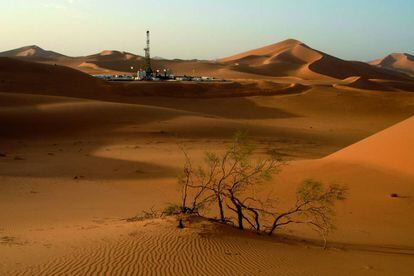 Instalaciones de Repsol en zona desértica.