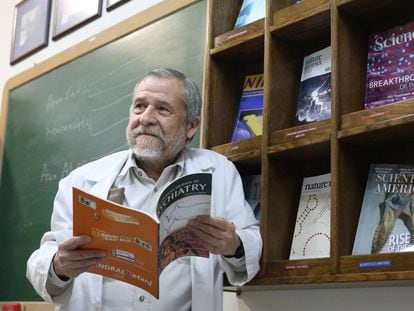 Francisco Mora, doctor en Medicina y Neurociencia, en su despacho de la Facultad de Medicina de la Universidad Complutense.