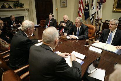 Bush, Josh Bolten, Dick Cheney y Stephen Hadley, durante la reunión de hoy en el Despacho Oval de la Casa Blanca.