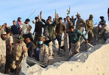 Miembros de las fuerzas aliadas libias que combaten al Estado Islámico en Sirte, celebran este lunes la toma de los últimos edificios en manos de los yihadistas.