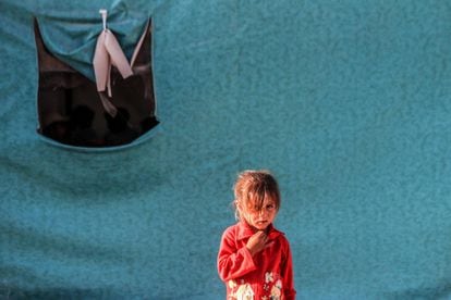 Una niña observa al fotógrafo en un campamento para desplazados en la ciudad de al-Asha'ari (Siria). En el campamento, profesores dan clases a los niños que han visto interrumpidos sus estudios por el conflicto del país.