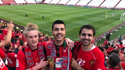 Miquel Angel Benassar, a la derecha, junto a sus amigos Biel y Marc, con los que siguió al RCD Mallorca durante las eliminatorias de ascenso a LaLiga Santander en junio de 2019.