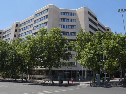 Fachada de los juzgados de la plaza de Castilla, ayer a mediodía.