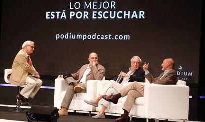 De izquierda a derecha, Juan Cruz, Guillermo Arriaga, Vargas Llosa y Pérez-Reverte.