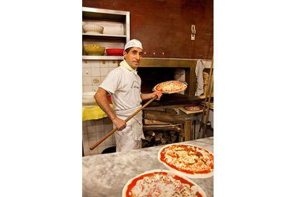 Aunque Roma no es la cuna de la pizza, lleva muchos años perfeccionándola, con la masa más fina y crujiente. En lugares como la Pizzeria da Baffetto (en la imagen) hacen de ella una más de las Bellas Artes romanas.