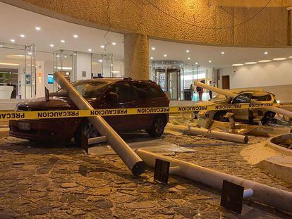 Coches dañados en la calle tras el sismo de 7,1 en Acapulco, Guerrero. AFP