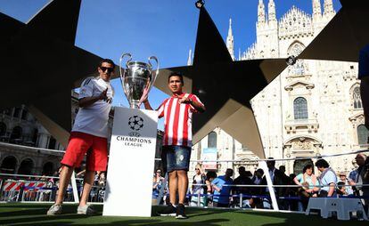 El ayuntamiento de Milán y la UEFA han montado desde hoy hasta el domingo el 'Champions Festival', en el que los aficionados podrán ver la 'Orejona' -el célebre trofeo-, jugar al fútbol, acudir a conciertos y encontrar a viejas glorias de la Liga Campeones.