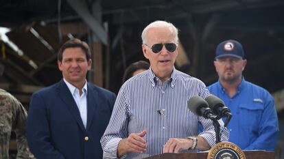 Joe Biden habla en presencia de Ron DeSantis este miércoles en Fort Myers, una de las zonas más afectadas por el huracán 'Ian'.