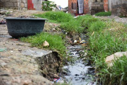 Agua sucia corre por una zona residencial en medio de un brote mortal de cólera en Lusaka, Zambia. La deficiente infraestructura de agua y saneamiento contribuye a la propagación de esta enfermedad. 