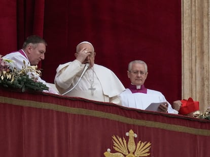 El papa Francisco, durante el mensaje 'Urbi et Orbi', este lunes en la basílica de San Pedro del Vaticano.