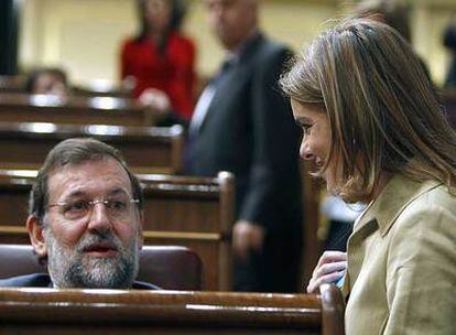 Mariano Rajoy conversa en el Congreso, el pasado martes, con su nueva portavoz en la Cámara, Soraya Sáenz de Santamaría.