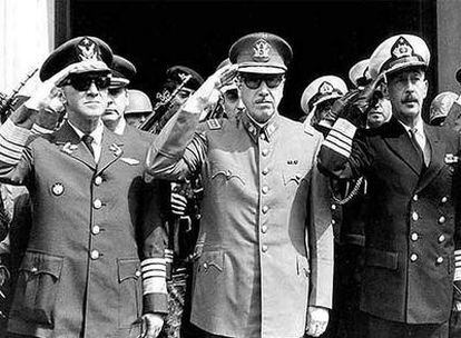 Fotografía de archivo de Augusto Pinochet tras autoproclamarse jefe de la nación en 1974.