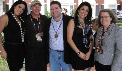 Petraeus posa con su esposa, Holly, y Jill Kelly (ambas a la derecha), la mujer que recibió los correos amenazadores de la amante del general.
