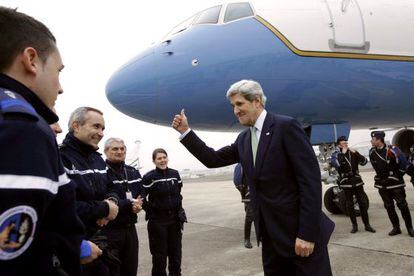 John Kerry, hoy antes de abandonar París con destino a Roma, donde mañana se reunirá con la oposición siria.