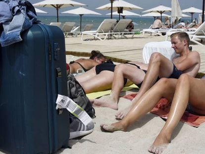 Turistas en la playa de Palma.