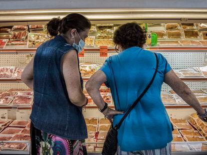 Consumidores compran alimentos en un supermecado de la Colonia Roma, en Ciudad de México.