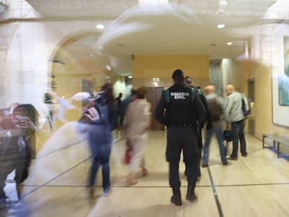 Agentes de la Guardia Civil en un registro de la empresa municipal de aguas de Girona.