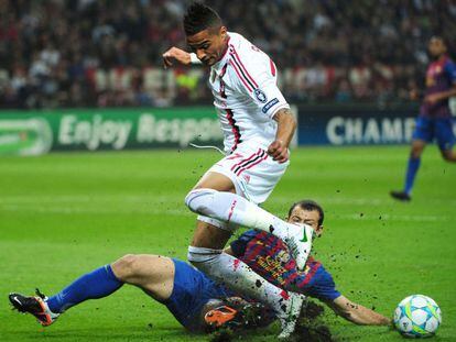 Boateng y Mascherano pugnan por el balón