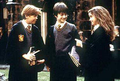 De izquierda a derecha, Rupert Grint, Daniel Radcliffe (Harry Potter)y Emma Watson, en una escena del filme.