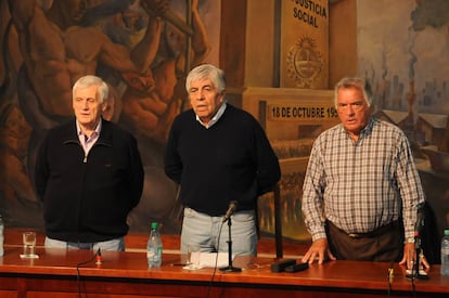 Antonio Cal&oacute; (metal&uacute;rgico), Hugo Moyano (camionero) y Luis Barrionuevo (gastron&oacute;mico), l&iacute;deres de las tres principales centrales obreras argentinas.