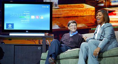 Bill Gates y Queen Latifah, durante la presentación de <i>XP Media Center Edition 2005</i>