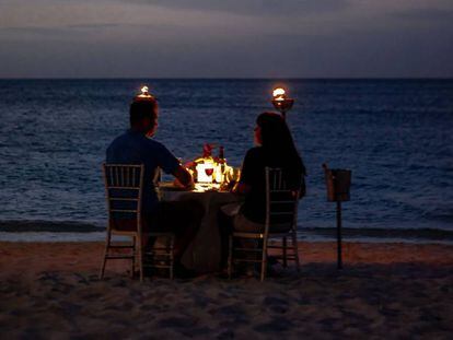 Cena romántica en la playa.