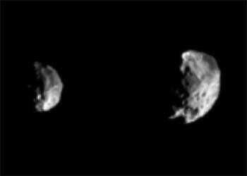 La extraña Febe, que gira en sentido contrario a las otras lunas de Saturno, fascina a los astrónomos.