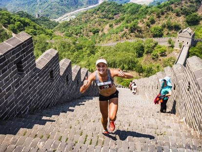 Una participantes en el Great Wall Marathon, que recorre la Gran Muralla China. 