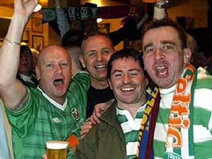 Hinchas del Celtic, ayer en un bar de Barcelona.