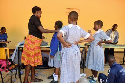 Los estudiantes del colegio de educación primaria de Kilimani son medidos para que les hagan uniformes de su talla.
