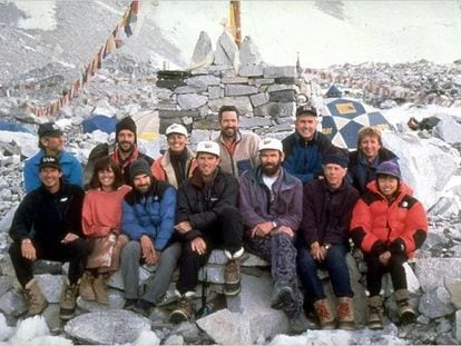 Varios de los alpinistas que intentaron llegar la cima en 1996. En la fila de abajo, Krakauer es el tercero por la izquierda.